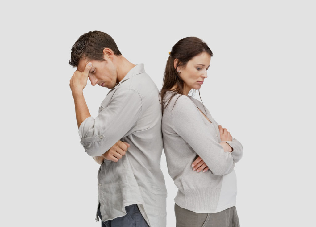 Homem e mulher de costas expressando estarem brigados